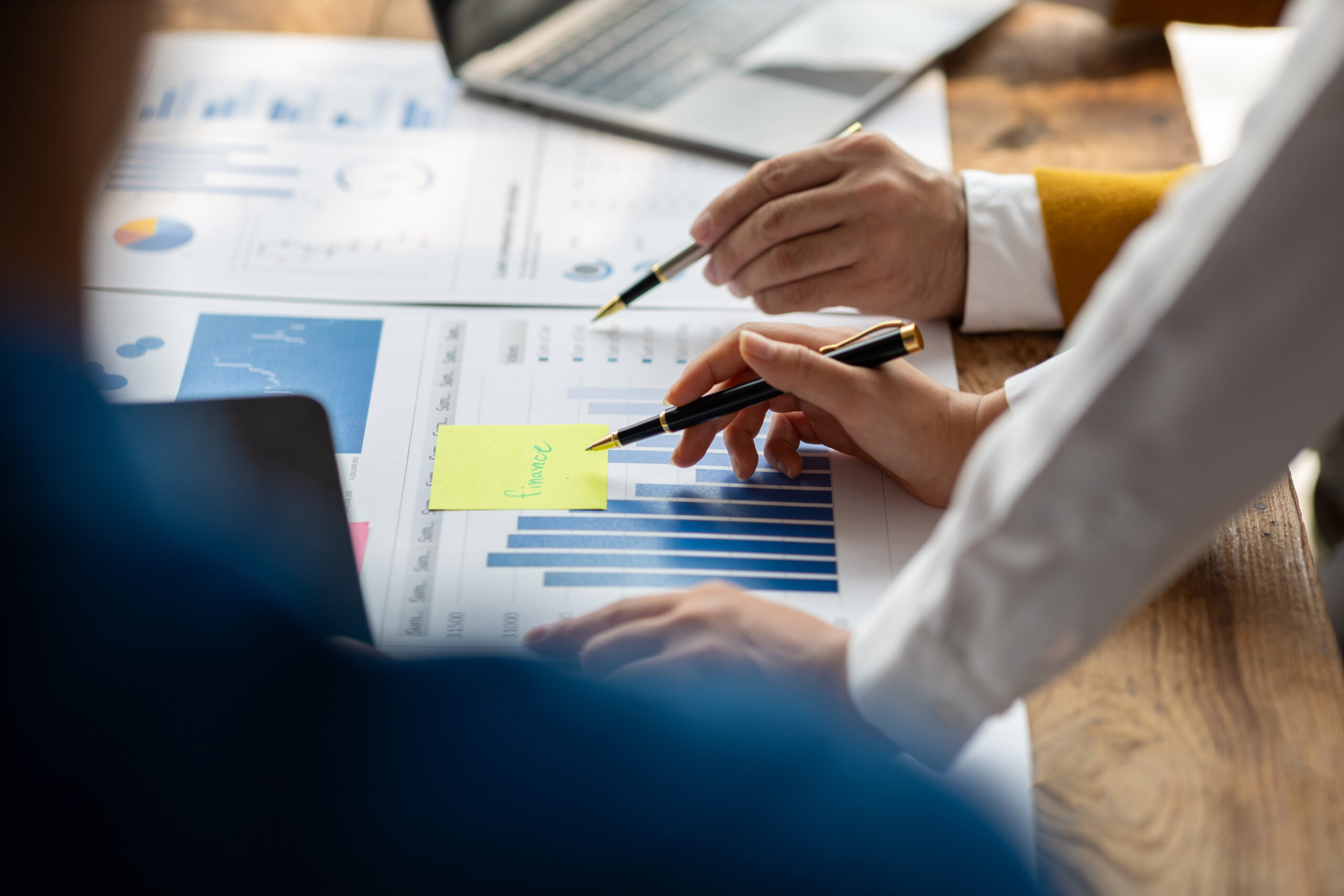 Collaboration homme daffaires Oct 19 2025 scaled